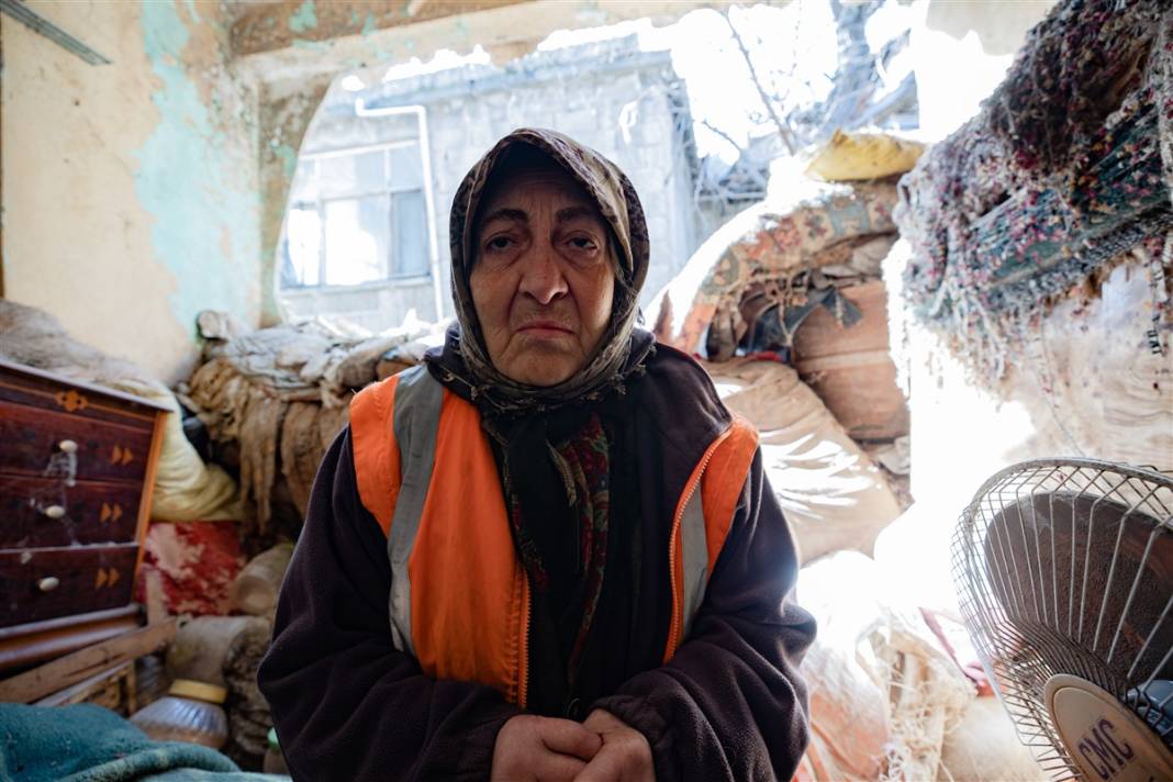 Kedilerini bırakamayan kadın hasarlı evinden ayrılmıyor 3